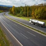 Como funciona um camião cisterna que transporta material químico?